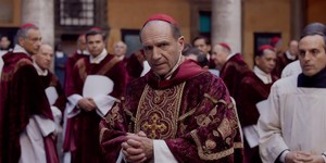 Рейф Файнз у ролі кардинала Лоуренса в напруженому трейлері стрічки "Конклав" Рейф Файнз у ролі кардинала Лоуренса в напруженому трейлері стрічки "Конклав"