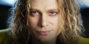 Лестат змінює образ та стає сексуальною рок-зіркою в новому тизері третього сезону "Інтерв’ю з вампіром" Лестат змінює образ та стає сексуальною рок-зіркою в новому тизері третього сезону "Інтерв’ю з вампіром"