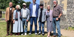 Стівен Спілберг завітав на зйомки адаптації Netflix "Клуб вбивств по четвергах" за романами Річарда Османа Стівен Спілберг завітав на зйомки адаптації Netflix "Клуб вбивств по четвергах" за романами Річарда Османа