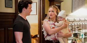 Сімейні труднощі та знайомий гумор у трейлері серіалу "Перший шлюб Джорджі та Менді" Сімейні труднощі та знайомий гумор у трейлері серіалу "Перший шлюб Джорджі та Менді"