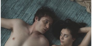 Емоції без обмежень: Перші кадри романтичної комедії "Turn Me On" з Ніком Робінсоном та Бел Повлі