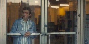 Темрява за бібліотечними полицями: Брітт Лоуер у трейлері містичного фільму "Darkest Miriam"