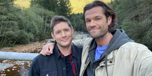 Брати Вінчестери знову разом – але цього разу у світі безжальних супергероїв!