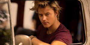 Зірка хітового серіалу "Зовнішні мілини" зіграє у зворушливій драмі за книгою Коллін Гувер