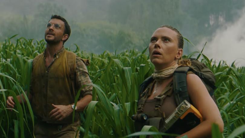 Скарлетт Йоганссон і Джонатан Бейлі