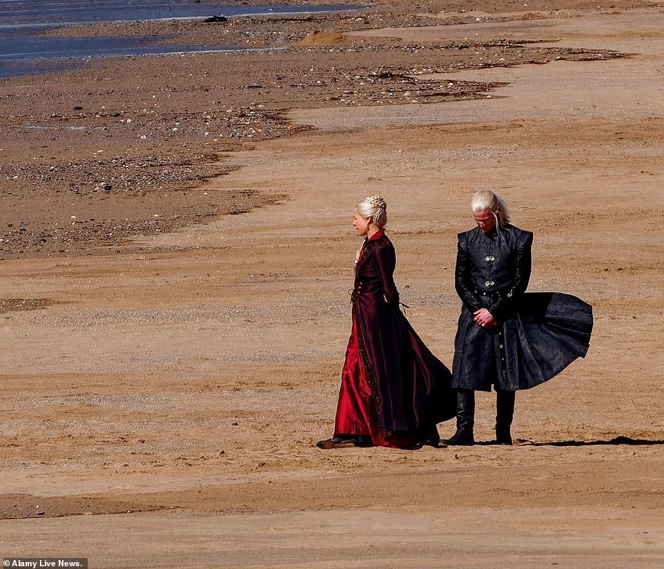 Появились первые фото со съемок сериала «Дом дракона»