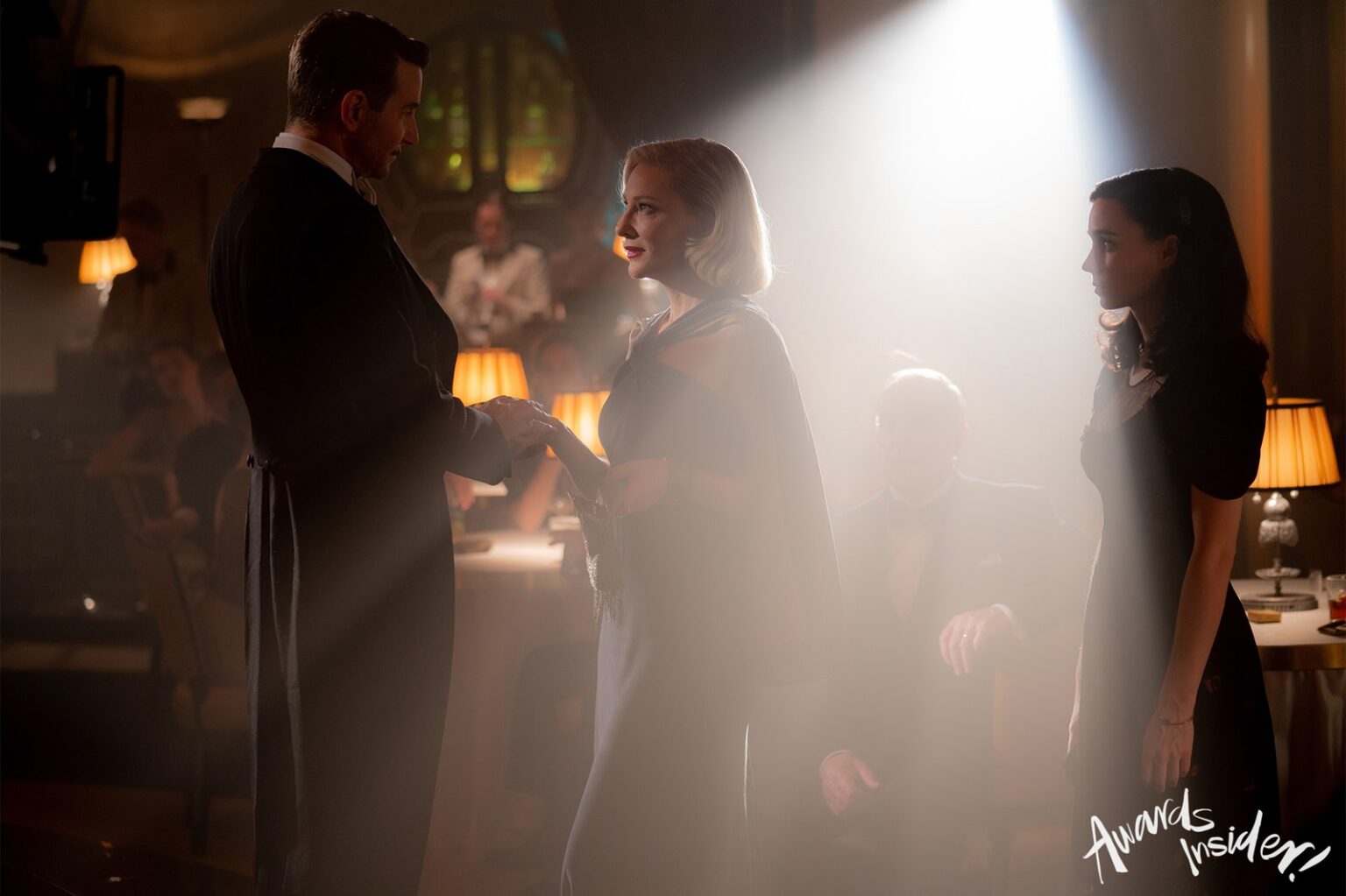 Опубликованы первые кадры из нового фильма Гильермо дель Торо "Аллеи кошмаров" Опубликованы первые кадры из нового фильма Гильермо дель Торо "Аллеи кошмаров"