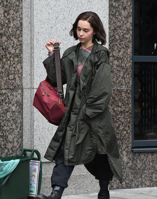 Появились фото со съемок сериала Marvel с Эмилией Кларк Появились фото со съемок сериала Marvel с Эмилией Кларк