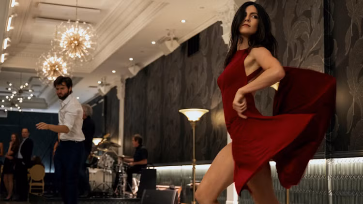 Арні повертається! Netflix анонсував 2 сезон серіалу "Фубар" з Керрі-Енн Мосс та першим поглядом на нові пригоди Арні повертається! Netflix анонсував 2 сезон серіалу "Фубар" з Керрі-Енн Мосс та першим поглядом на нові пригоди