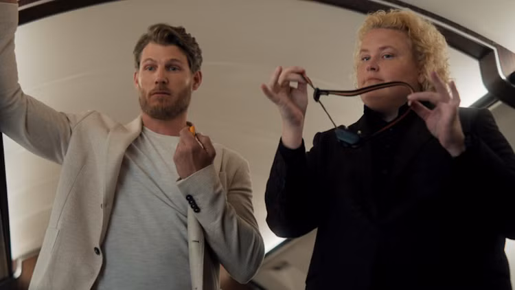 Арні повертається! Netflix анонсував 2 сезон серіалу "Фубар" з Керрі-Енн Мосс та першим поглядом на нові пригоди Арні повертається! Netflix анонсував 2 сезон серіалу "Фубар" з Керрі-Енн Мосс та першим поглядом на нові пригоди