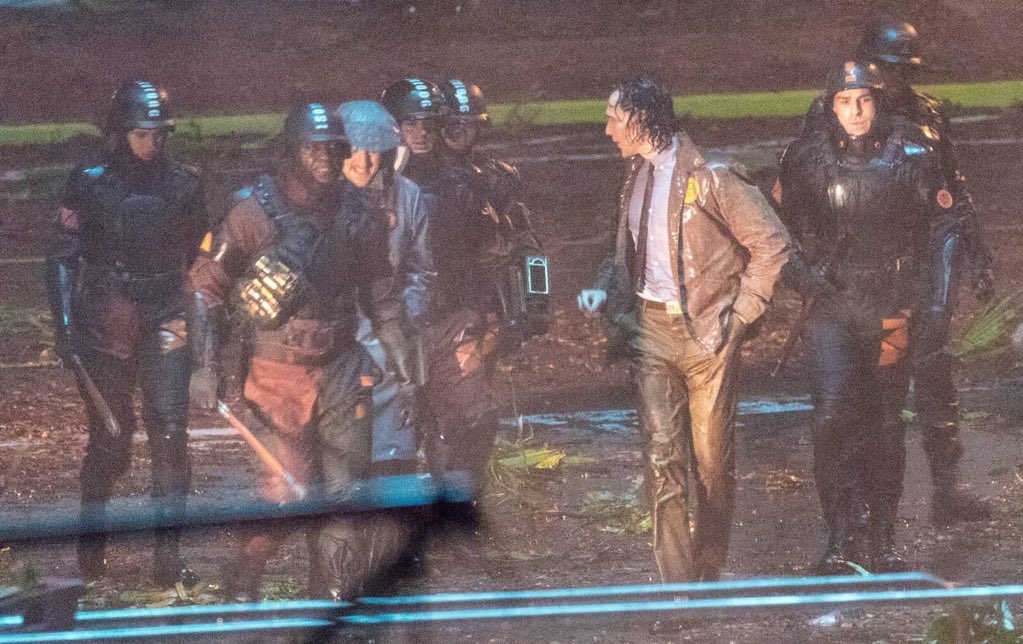 Появились фото Тома Хиддлстона со съемок сериала «Локи» Появились фото Тома Хиддлстона со съемок сериала «Локи»