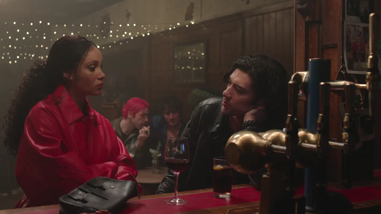  Netflix розкрив дату прем’єри та перші кадри довгоочікуваного комедійного серіалу "Забагато"