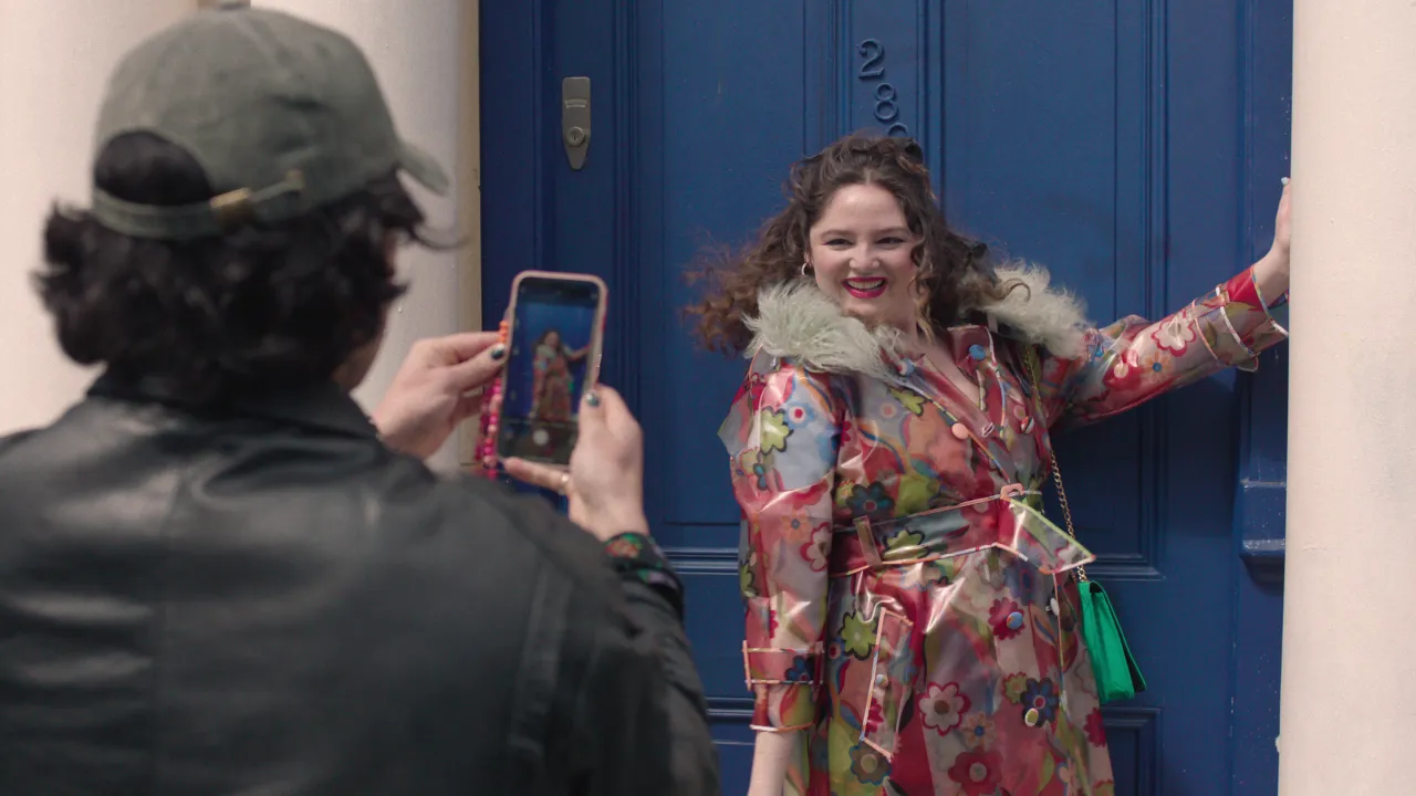  Netflix розкрив дату прем’єри та перші кадри довгоочікуваного комедійного серіалу "Забагато"